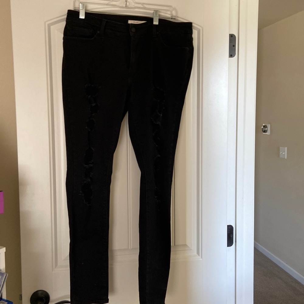 Levi’s distressed 711 Skinny Jeans size 32/14